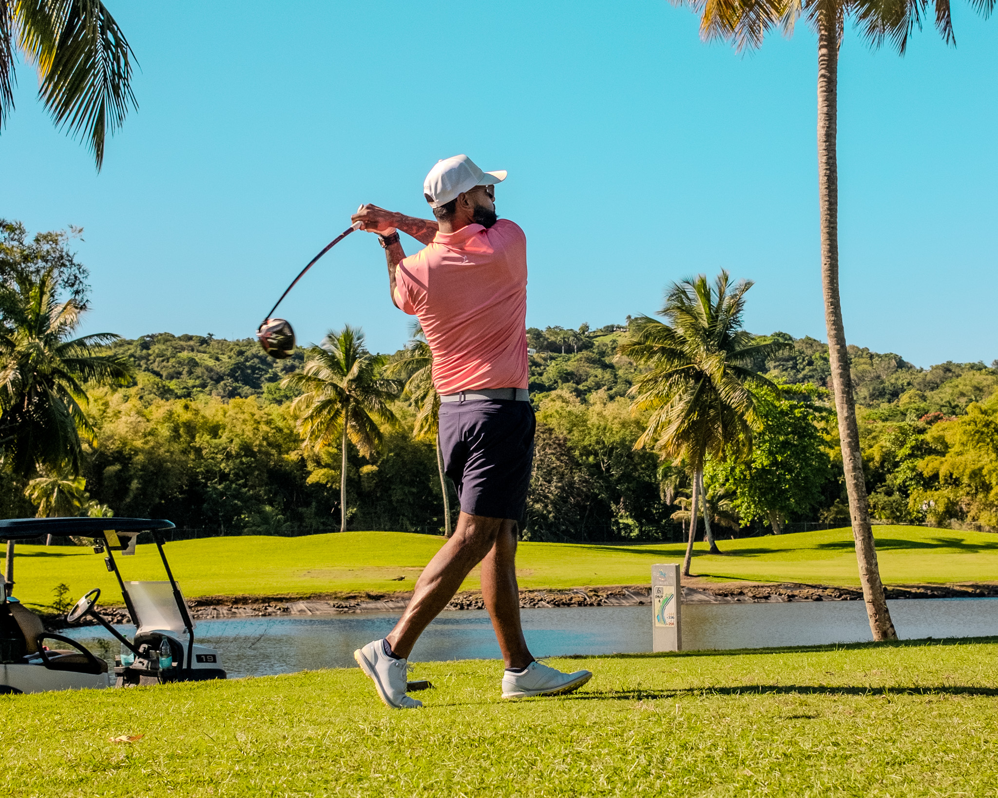 A Pichón golfer under the palms